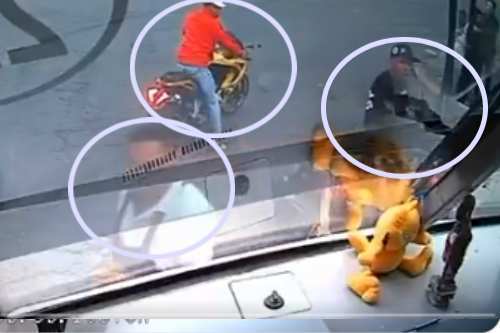 Cuatro motociclistas persiguen a autobús en pleno centro de Toluca